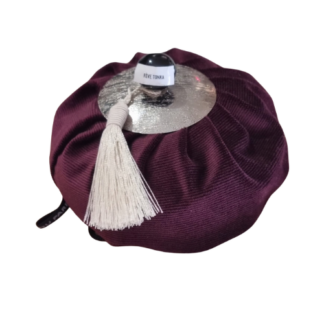 Un petit fez turc traditionnel en tissu violet foncé, surmonté d'une cymbale en argent et d'un pompon blanc, portant l'inscription « Feyz Tonya », photographié seul sur fond blanc.